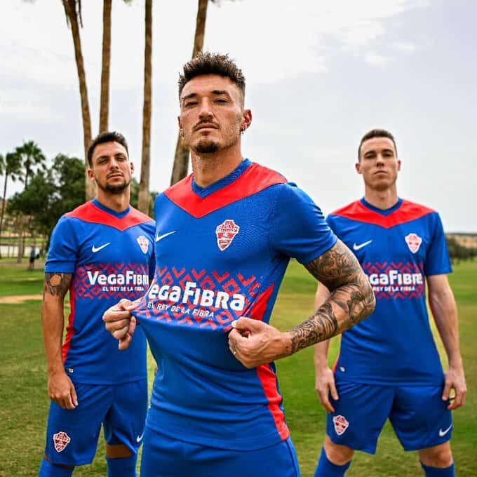 El Elche CF presenta su segunda equipación para la temporada 24/25 ...